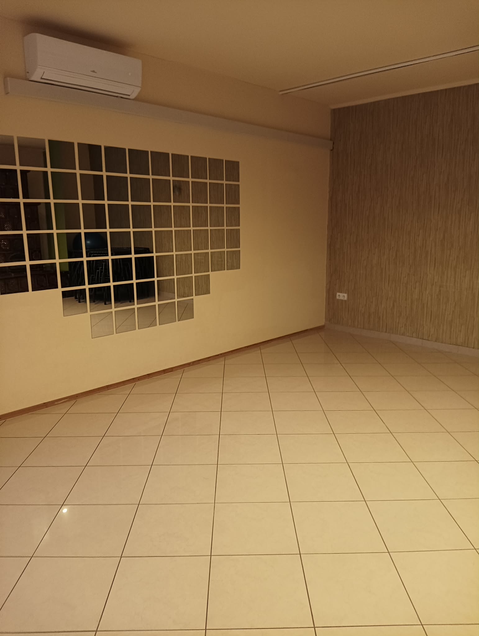 Teraszkapcsolatos terem 2